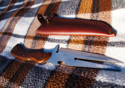 Нож-вилка с накладной деревянной ручкой из ясеня в чехле 